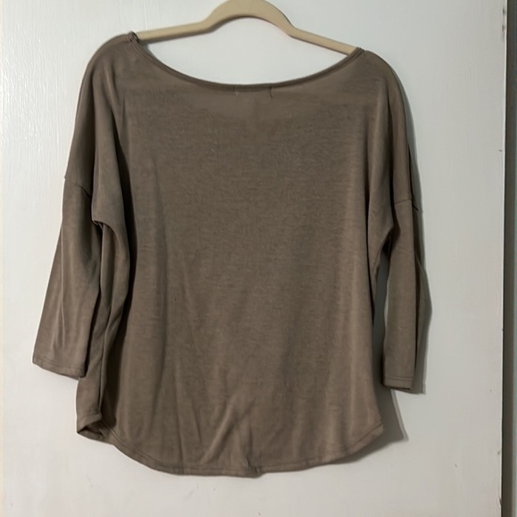 A’Gaci Women’s Taupe Shirt with A Big Beautiful Tiger on Front Size Medium - Picture 5 of 6